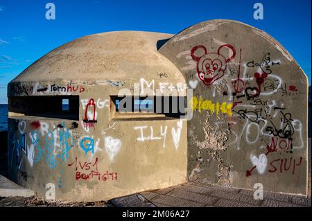 Ein Bunker aus dem Zweiten Weltkrieg an der italienischen Adriaküste, in der Nähe des Hafens von Monopoli, Apulien Stockfoto