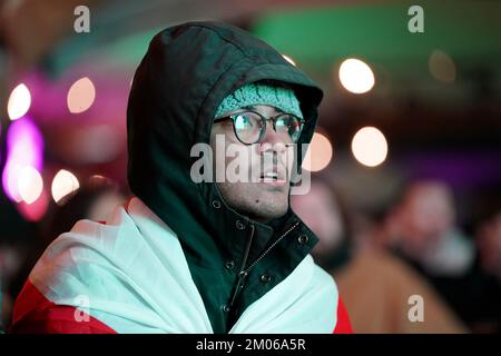 Englische Fans auf dem Essigar Yard in London sehen eine Vorführung des 2022. FIFA-Weltmeisterschaftsspiels von 16 zwischen England und Senegal. Foto: Sonntag, 4. Dezember 2022. Stockfoto