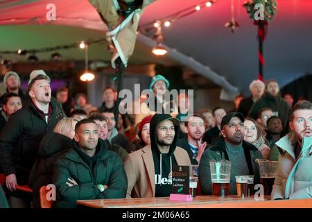 Fans auf dem Essiggarten in London sehen eine Vorführung des 2022. Spiels der FIFA-Weltmeisterschaft von 16 zwischen England und Senegal. Foto: Sonntag, 4. Dezember 2022. Stockfoto