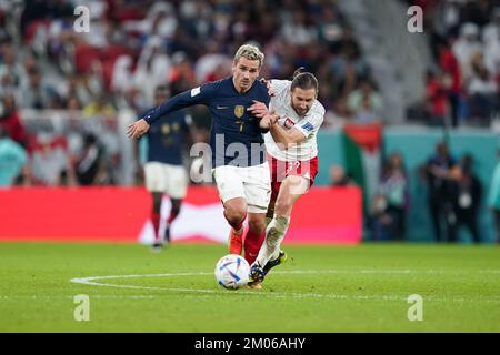 Doha, Katar. 04.. Dezember 2022. Al-Thumama-Stadion DOHA, KATAR - DEZEMBER 4: Französischer Spieler Antoine Griezmann kämpft am 16 4. Dezember 2022 im Al-Thumama-Stadion in Doha, Katar, beim FIFA-Weltmeisterschaftsspiel 2022 zwischen Frankreich und Polen im Al-Thumama-Stadion um den Ball. (Foto: Florencia Tan Jun/PxImages) (Florencia Tan Jun/SPP) Kredit: SPP Sport Press Photo. Alamy Live News Stockfoto