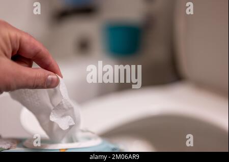 Einweg-Wischtücher werden auf der Toilette heruntergespült, wo sie Verstopfung und Probleme mit der Abwasserbehandlung verursachen können. Stockfoto