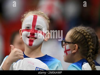 Al-Khor, Katar. 4.. Dezember 2022. Fans Englands jubeln vor dem Spiel der Runde 16 zwischen England und Senegal der FIFA-Weltmeisterschaft 2022 im Al Bayt Stadium in Al Khor, Katar, 4. Dezember 2022. Kredit: Li Jundong/Xinhua/Alamy Live News Stockfoto