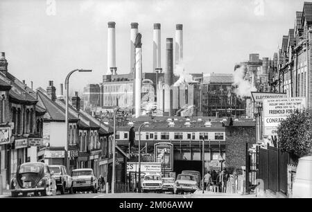 1978 Schwarzweiß-Archiv Foto von Blick auf Battersea Power Station die Plough Road hinunter, Wandsworth. Stockfoto