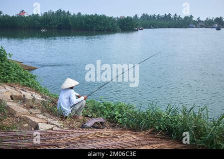 Ein Fischer mit Coolie-Hut in den Feuchtgebieten von Hoi an Vietnam Stockfoto