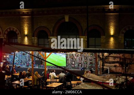 Fans auf dem Essiggarten in London sehen eine Vorführung des 2022. Spiels der FIFA-Weltmeisterschaft von 16 zwischen England und Senegal. Foto: Sonntag, 4. Dezember 2022. Stockfoto