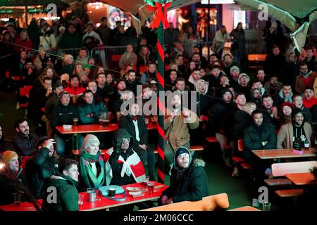 Fans auf dem Essiggarten in London sehen eine Vorführung des 2022. Spiels der FIFA-Weltmeisterschaft von 16 zwischen England und Senegal. Foto: Sonntag, 4. Dezember 2022. Stockfoto