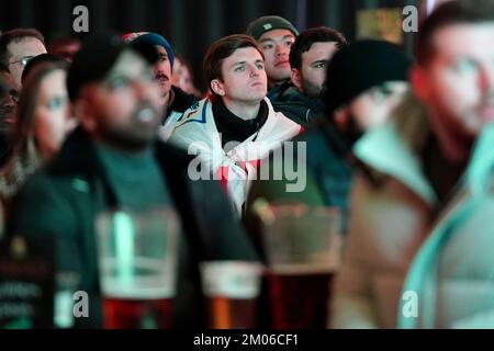 Englische Fans auf dem Essigar Yard in London sehen eine Vorführung des 2022. FIFA-Weltmeisterschaftsspiels von 16 zwischen England und Senegal. Foto: Sonntag, 4. Dezember 2022. Stockfoto