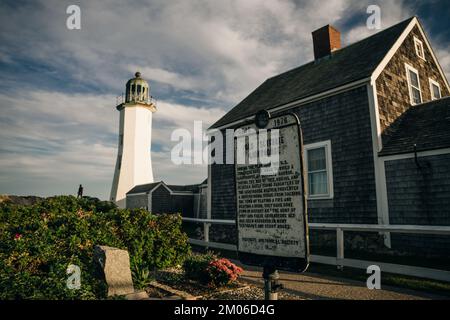 Der Leuchtturm von SCITUATE Harbor blickt auf einen Wellenbrecher in Massachusetts – okt. 2022. Hochwertiges Foto Stockfoto