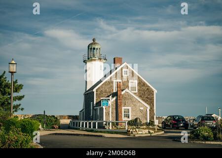 Der Leuchtturm von SCITUATE Harbor blickt auf einen Wellenbrecher in Massachusetts – okt. 2022. Hochwertiges Foto Stockfoto