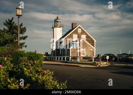 Der Leuchtturm von SCITUATE Harbor blickt auf einen Wellenbrecher in Massachusetts – okt. 2022. Hochwertiges Foto Stockfoto