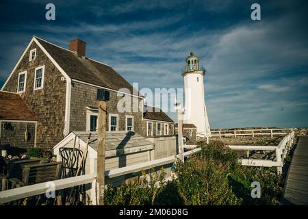 Der Leuchtturm von SCITUATE Harbor blickt auf einen Wellenbrecher in Massachusetts – okt. 2022. Hochwertiges Foto Stockfoto