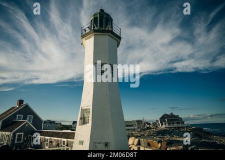 Der Leuchtturm von SCITUATE Harbor blickt auf einen Wellenbrecher in Massachusetts – okt. 2022. Hochwertiges Foto Stockfoto