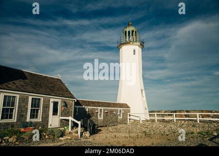 Der Leuchtturm von SCITUATE Harbor blickt auf einen Wellenbrecher in Massachusetts – okt. 2022. Hochwertiges Foto Stockfoto