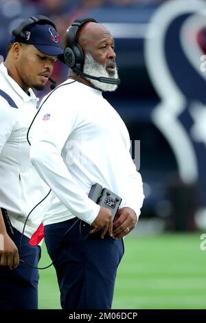 Houston, Texas, USA. 4.. Dezember 2022. Houston Texans Cheftrainer Lovie Smith vor dem Spiel zwischen den Houston Texans und den Cleveland Browns im NRG Stadium in Houston, TX, am 4. Dezember 2022. (Kreditbild: © Erik Williams/ZUMA Press Wire) Kredit: ZUMA Press, Inc./Alamy Live News Stockfoto