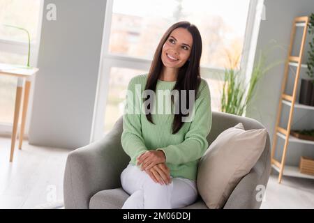 Foto von einer hübschen, traumhaften Dame, Stuhl, modernem Büro, Chatting dialog, Interviewpartner, Sekretärin, Position im Zimmer Arbeitsplatz Stockfoto