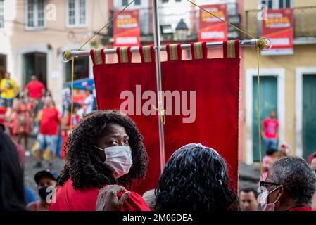 Salvador, Bahia, Brasilien - 04. Dezember 2022: Anhänger von Santa Barbara, die während der Messe im Largo do Pelourinho in der Stadt Salvador rot gekleidet waren. Stockfoto