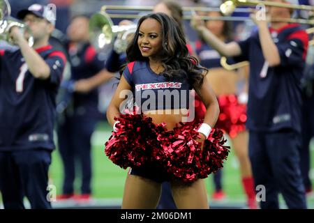 Houston, Texas, USA. 4.. Dezember 2022. Eine Cheerleaderin aus Houston Texans tritt am 4. Dezember 2022 im NRG Stadium in Houston, TX, vor dem Spiel zwischen den Houston Texans und den Cleveland Browns auf dem Feld auf. (Kreditbild: © Erik Williams/ZUMA Press Wire) Kredit: ZUMA Press, Inc./Alamy Live News Stockfoto