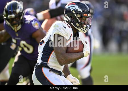 Baltimore, Usa. 04.. Dezember 2022. Denver Broncos Running Back Latavius Murray (28) erhebt am Sonntag, den 4. Dezember 2022, Anklage wegen einer kurzen Strecke gegen die Baltimore Ravens während der ersten Halbzeit im M&T Bank Stadium in Baltimore, Maryland. Foto: David Tulis/UPI Credit: UPI/Alamy Live News Stockfoto