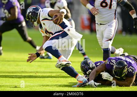 Baltimore, Usa. 04.. Dezember 2022. Der Denver Broncos Quarterback Russell Wilson (3) kämpft am Sonntag, den 4. Dezember 2022, im M&T Bank Stadium in Baltimore, Maryland, gegen die Baltimore Ravens. Foto: David Tulis/UPI Credit: UPI/Alamy Live News Stockfoto