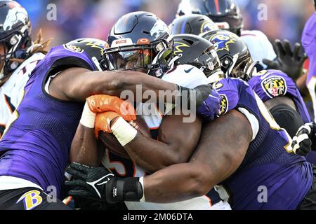 Baltimore, Usa. 04.. Dezember 2022. Denver Broncos Running Back Marlon Mack (C) wird am Sonntag, den 4. Dezember 2022, im M&T Bank Stadium in Baltimore, Maryland, von den Verteidigern der Baltimore Ravens in der ersten Hälfte erstickt. Foto: David Tulis/UPI Credit: UPI/Alamy Live News Stockfoto