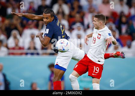Doha, Katar. 04.. Dezember 2022. KOUNDE Jules aus Frankreich und SZYMANSKI Sebastian aus Polen während eines Spiels zwischen Frankreich und Polen, das für die Runde 16 der Weltmeisterschaft im Al-Thumama-Stadion in Doha, Katar, gültig ist. Kredit: Rodolfo Buhrer/La Imagem/FotoArena/Alamy Live News Stockfoto