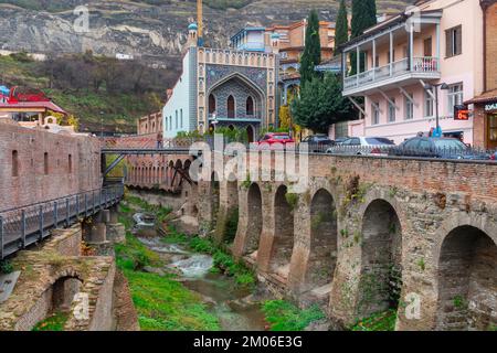 Tiflis, Georgia - 3. Dezember 2022: Stadtteil Abanotubani mit hölzernen Balkonen in der Altstadt von Tiflis Stockfoto