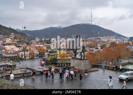 Tiflis, Georgia - 3. Dezember 2022: Schöner Blick auf die Altstadt von Tiflis, Abanotubani, Metekhi Stockfoto