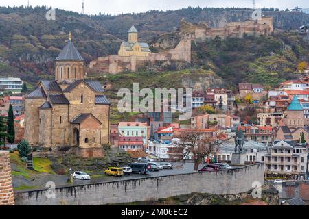 Tiflis, Georgia - 3. Dezember 2022: Schöner Blick auf die Altstadt von Tiflis, Abanotubani, Metekhi Stockfoto