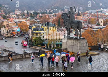 Tiflis, Georgia - 3. Dezember 2022: Schöner Blick auf die Altstadt von Tiflis, Abanotubani, Metekhi Stockfoto