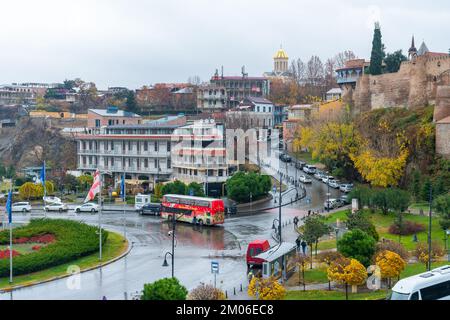 Tiflis, Georgia - 3. Dezember 2022: Schöner Blick auf die Altstadt von Tiflis, Abanotubani, Metekhi Stockfoto