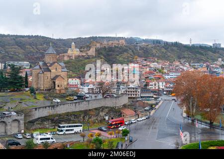 Tiflis, Georgia - 3. Dezember 2022: Schöner Blick auf die Altstadt von Tiflis, Abanotubani, Metekhi Stockfoto