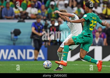 Doha, Katar. 04.. Dezember 2022. Harry Kane von England erzielt sein Tor während des Spiels zwischen England und Senegal, für die Runde 16 der FIFA Weltmeisterschaft Katar 2022, Al Bayt Stadium diesen Sonntag 04. 30761 (Heuler Andrey/SPP) Kredit: SPP Sport Press Photo. Alamy Live News Stockfoto