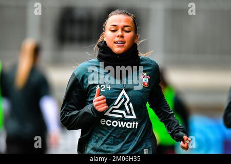 London, Großbritannien. 04.. Dezember 2022. Dartford, England, November 04 2022: Paige Peake (24 Southampton) Aufwärmen während des Spiels der Barclays FA Womens Championship League zwischen London City Lionesses und Southampton im Princes Park Stadium.England. (K Hodgson/SPP) Guthaben: SPP Sport Press Photo. Alamy Live News Stockfoto