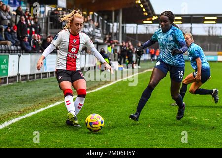 London, Großbritannien. 04.. Dezember 2022. Dartford, England, November 04 2022: Beth Lumsden (10 Southampton), herausgefordert von Karin Muya ( 16 London City Lionesses) während des Spiels der Barclays FA Womens Championship League zwischen London City Lionesses und Southampton im Princes Park Stadium.England. (K Hodgson/SPP) Guthaben: SPP Sport Press Photo. Alamy Live News Stockfoto