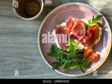 Frühstückssandwich. Rühreier und Jamonfleisch auf Vollkornbrot - Proteinmahlzeit für Power Top Aussicht Stockfoto