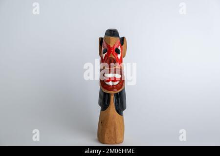 Hölzerne Stirnrunzeln. In der brasilianischen Folklore schützt die „Carranca“ vor bösen Geistern. Stockfoto