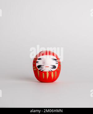 Traditionelle japanische Puppe „Daruma“ isoliert auf weißem Hintergrund Stockfoto