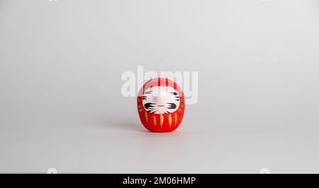 Traditionelle japanische Puppe „Daruma“ isoliert auf weißem Hintergrund Stockfoto