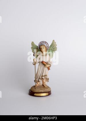 Statue des Erzengels des Hl. Raphael, isoliert auf weißem Hintergrund Stockfoto