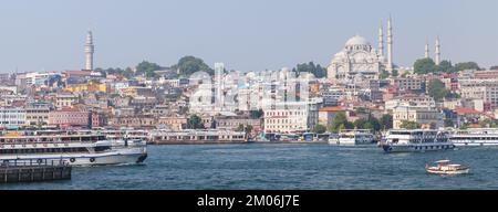 Istanbul, Türkei - 1. Juli 2016: Istanbul Küstenpanorama Stadtbild. Golden Horn Coast, Suleymaniye Moschee ist im Hintergrund Stockfoto