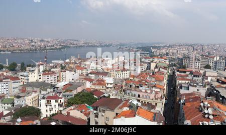 Istanbul, Türkei - 1. Juli 2016: Stadtbild mit Goldenem Horn, einer wichtigen städtischen Wasserstraße und dem Haupteingang des Bosporus, Foto vom Aussichtspunkt Stockfoto