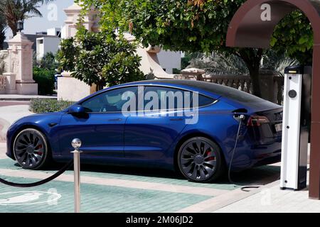 Dubai, Vereinigte Arabische Emirate - 16. Oktober 2022 aufladen eines tesla-Autos in einer Elektrostation Stockfoto