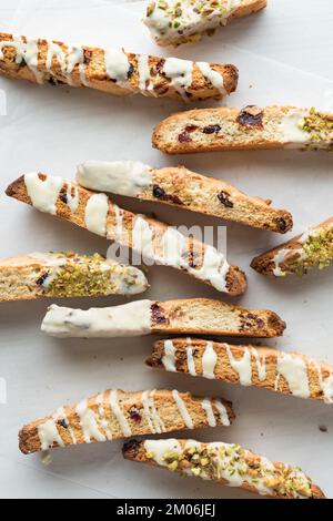 Blick von oben auf Cranberry- und Pistazien-Biscotti-Stücke. Stockfoto