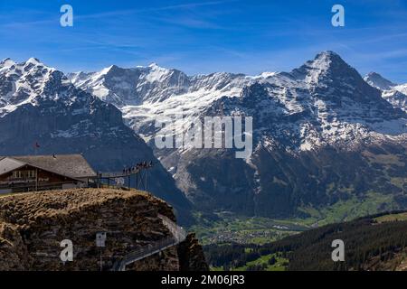Blick vom ersten Berg in das Tal unter der Schweiz. Erster Klippengang unten rechts vom Rahmen und der Eiger Berg oben links. Stockfoto