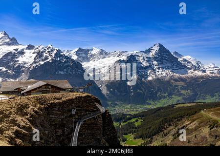 Blick auf die Schweizer Alpen vom ersten Berg. Der Eiger und die Jungfrau sind auf der rechten Seite zu sehen. Bergrestaurant erstes Gebäude Stockfoto