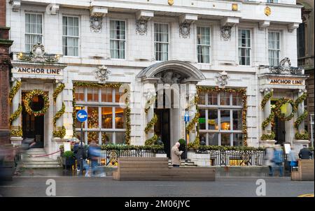 The Anchor Line Bar and Restaurant, 12-16 St Vincent Street, Glasgow, Schottland. 1907 als Versandbuchungsbüro erbaut. Bild wurde im Dezember 2022 aufgenommen. Stockfoto