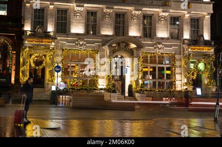 The Anchor Line Bar and Restaurant, 12-16 St Vincent Street, Glasgow, Schottland. 1907 als Versandbuchungsbüro erbaut. Bild wurde im Dezember 2022 aufgenommen. Stockfoto