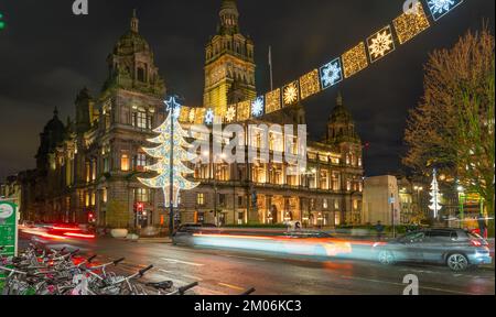 George Square, Glasgow, mit den City Chambers auf der linken Seite. Bild aufgenommen im Dezember 2022. Stockfoto