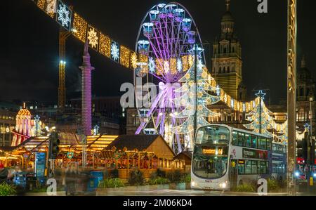 George Square, Glasgow, Schottland, mit den City Chambers im Hintergrund, auf der rechten Seite. Bild aufgenommen im Dezember 2022. Stockfoto