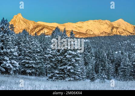 Erstes Licht auf dem bridger Range im Winter bei bozeman, montana Stockfoto